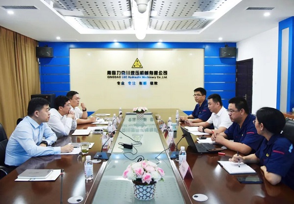 為高質(zhì)量發(fā)展賦能！青島高新區(qū)李天傳主任至力克川液壓調(diào)研2.jpg